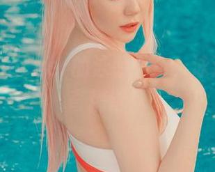 Alina Becker的泳装Cos，泳池边的神奇精选！