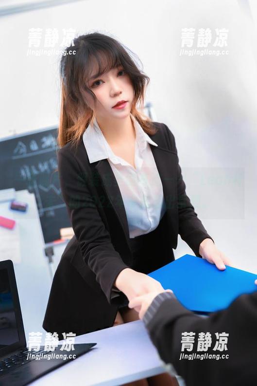 Leah梓未 一张照片,假装成圣诞奇迹——“Leah梓未”的2022年审美超出常规。