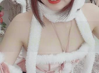 原图里Tomiko(とみこ)的白衬衫：我已经开始考虑这种设计能不能适合我了？