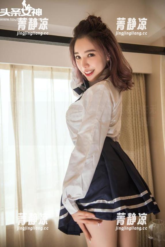 TouTiao头条女神 - 周熙妍的连衣裙在无圣光下大放异彩，结果看起来好像只是撞到了黑夜？