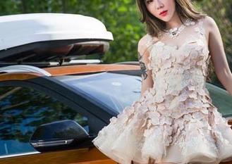 TouTiao头条女神 - 跟随莫小希的奶牛图集，她的无圣光徘徊在每个角落