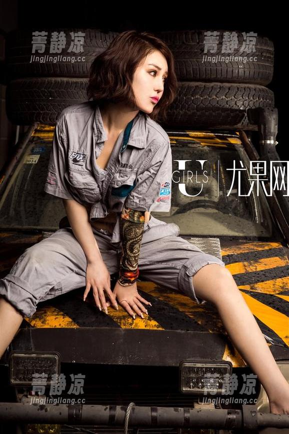 UGirls尤果网 - 慕羽茜照片在校园中悠闲的散步原图版