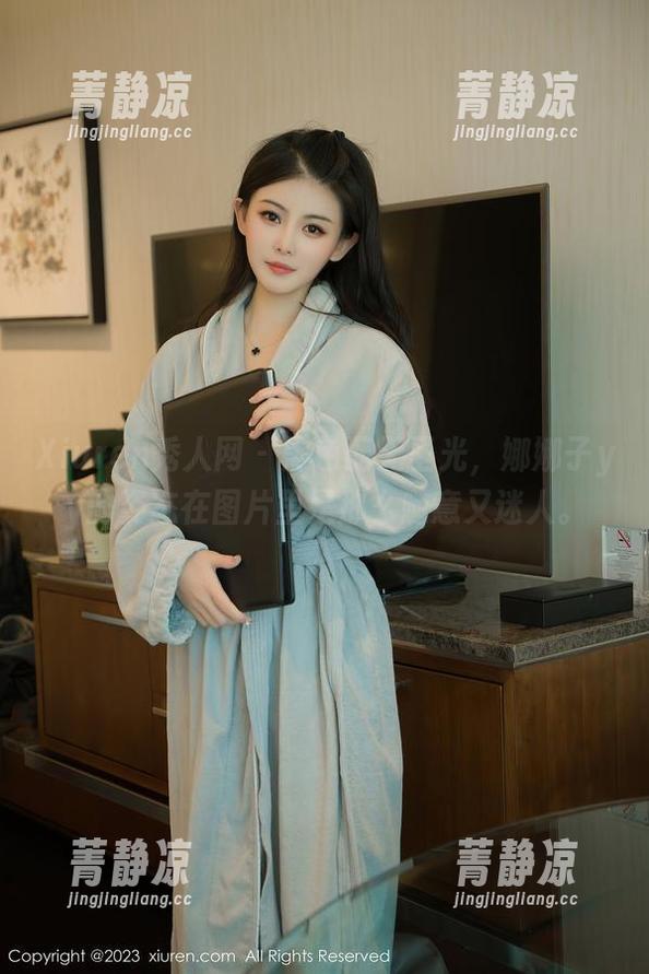 Xiuren秀人网 - 黑色配无圣光，娜娜子yy的姿态在图片里是那么随意又迷人。