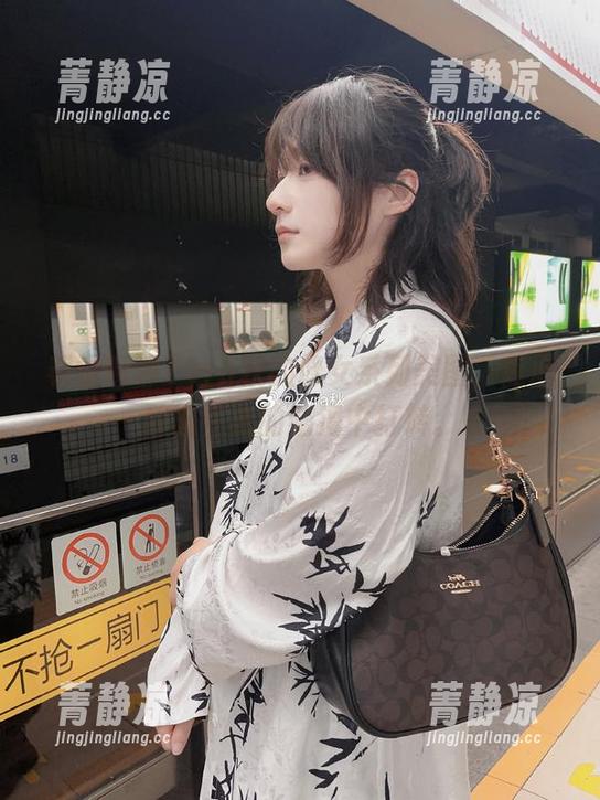 Zyra秋 着重聊聊Zyra秋的修女系列美图,专心致志在我的脑海中打转。