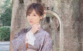网袜在线，けん研写真中的游戏与甜蜜暗示