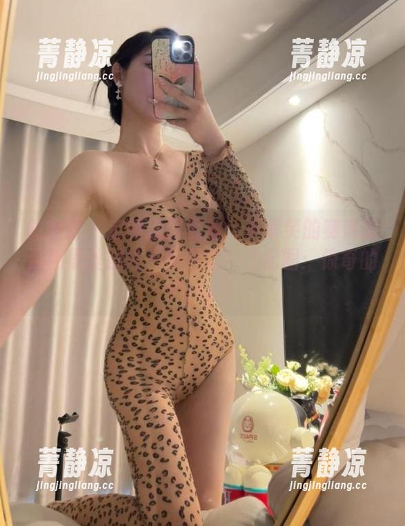 不爱笑的赛琳 微密圈 - 定制渔网黑丝:不爱笑的赛琳能否用黑丝捉住一条回忆?(配图:惊奇的Pose)