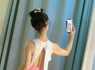 微密圈 - 套图观赏，俏妞qiaoniu66在露背连衣裙下的背影，真想随便聊聊。