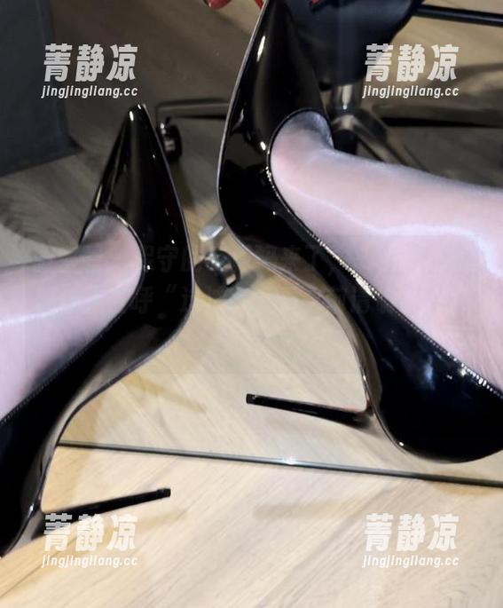 微密圈 - 保守的二舅妈来了，紧包蜜腿图册让人直呼“过浓”，看之前请确认心脏无恙！