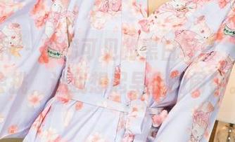 克拉女神 - 依稀可见的黑白写真，忆之真会挑，让我想起早上的闹钟。