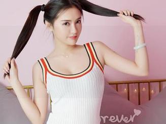 嗲囡囡 - 纳尼？娜依灵儿在天台上这也太会玩了，赶快下载她的免费图册，看完想学她的随性风。