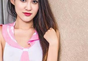 头条女神 - 杨曼妮的裸足，藏着一扇打开美图资源的大门