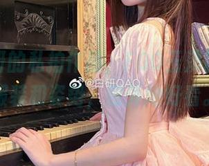 妖君白研的私拍作品，FGO玉藻前，看这服装和姿势，意外地好看。