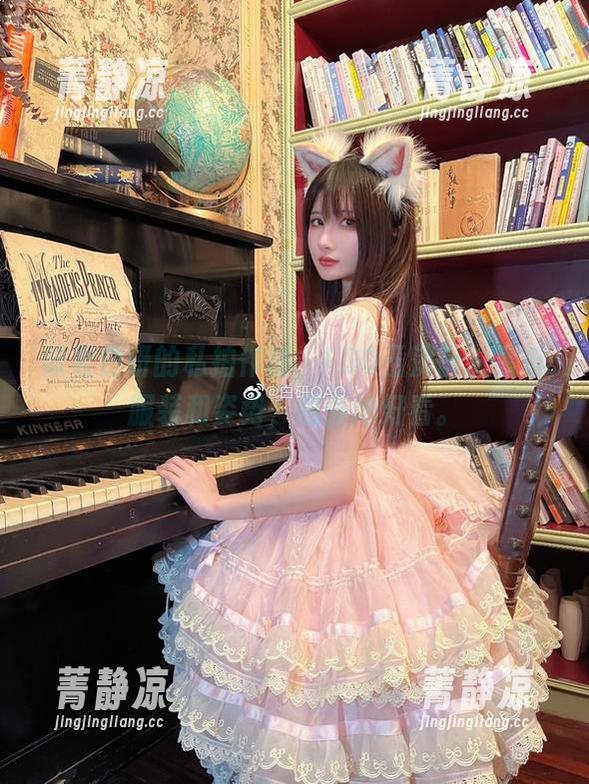 妖君白研的私拍作品，FGO玉藻前，看这服装和姿势，意外地好看。