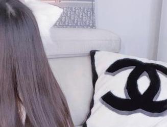 小小奶瓶儿的黑色美图，下载按钮按下去的毫不犹豫。