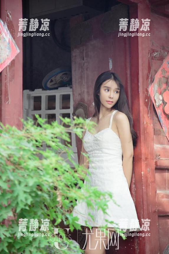 尤果网 - 自信到连光线都不敢靠近，凌希儿的无圣光纯白写真太实在了。