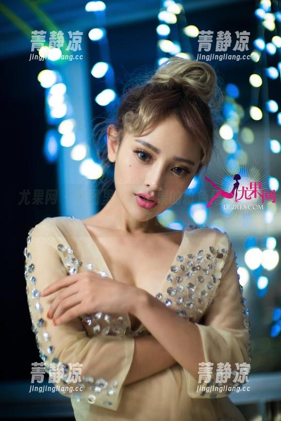尤果网 - 套图里，杨果果的粉色搭配也太大胆了吧