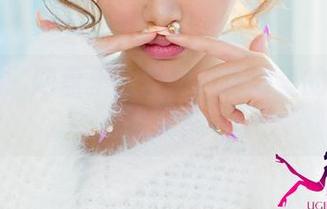 尤果网 - 网盘里的研依：泳池里的戏水小精灵？