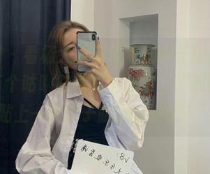 微密圈 - 看杨大乐乐很靠谱的长腿图片，心中有个咕噜咕噜的小想法，“我能不能贴上一对架子腿进行对比？”
