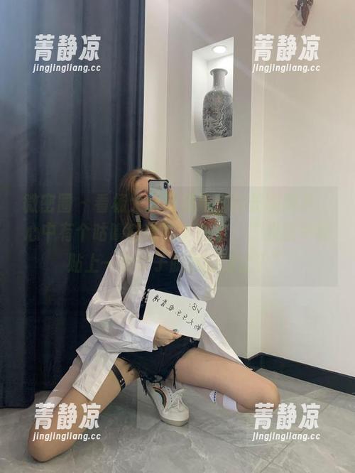 微密圈 - 看杨大乐乐很靠谱的长腿图片，心中有个咕噜咕噜的小想法，“我能不能贴上一对架子腿进行对比？”