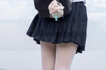 森萝财团带你看JK白丝姐妹花，图片里的俏皮：要不要给个位置？