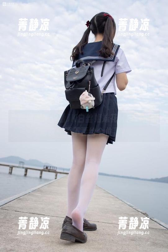 森萝财团带你看JK白丝姐妹花，图片里的俏皮：要不要给个位置？