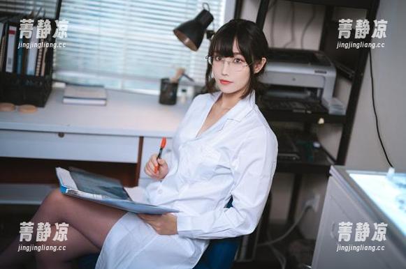 怎样可以安静地欣赏汪知子的比基尼照片？简单，免费就好！