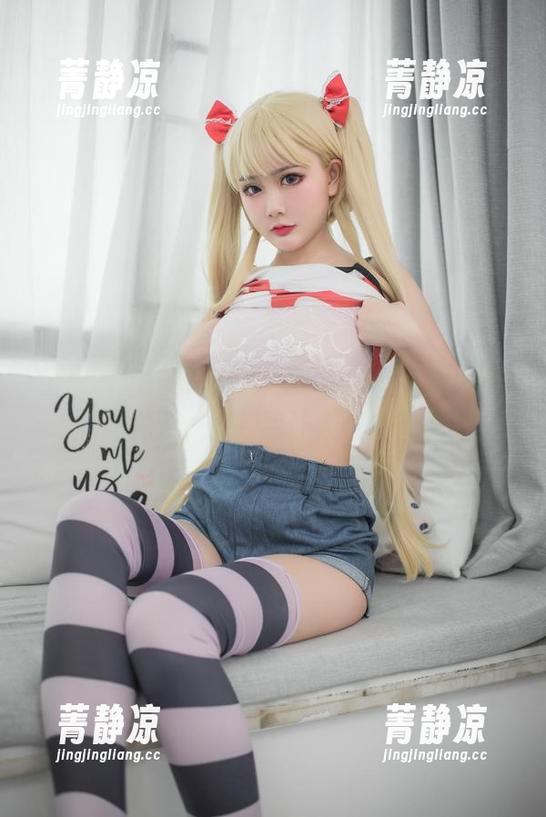 全套的招牌姿态，炸蛋BoomXOYouMi尤蜜，微妙到让人想尖叫