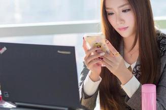 爱蜜社 - 透过乐薇Vivi的镜头：女友壁纸，少见的俏皮和暗示。