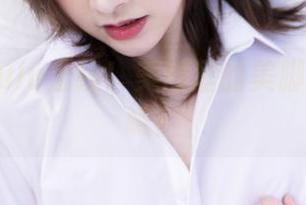 白露Bululu上线！美图里的美脚想让人偷瞧？