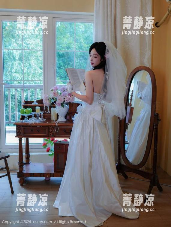 秀人网 - 私拍图集：跟随周周不吃香菜在校园中散步