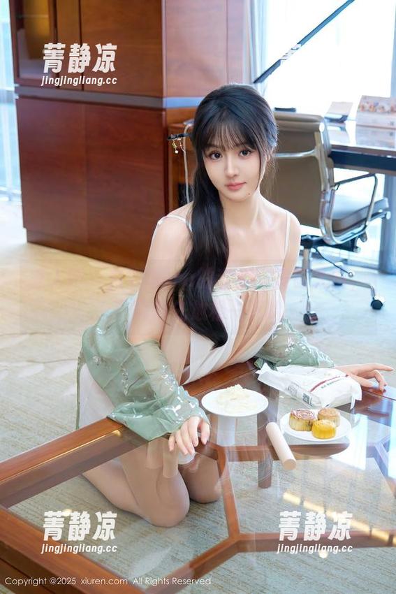 秀人网 - 白微Sera的套装：美图大赏，下载前先放松一下哈