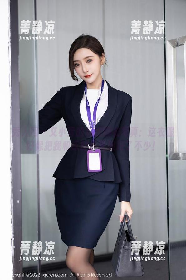 秀人网 - 艾小青的私房睡衣写真：这衣服好像把我和床的距离缩短了不少！