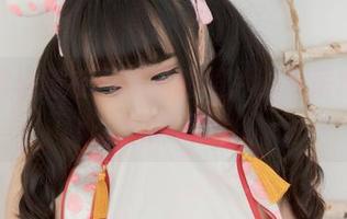 看着胡桃喵在网袜里的照片，我居然想养只猫了！