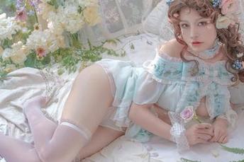 芊川一笑MNK：不只是一位博主，还有一份“黑花嫁”写真集分享带来的意外欢乐！