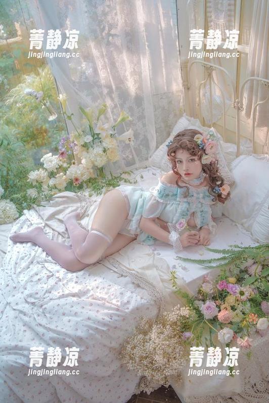 芊川一笑MNK：不只是一位博主，还有一份“黑花嫁”写真集分享带来的意外欢乐！