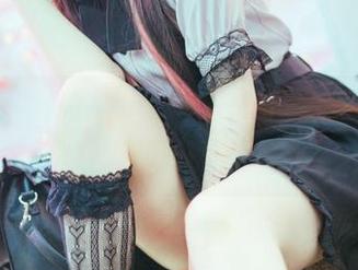 落落Raku的私拍：等一等，这张没穿衣服吗？透明感惊人！