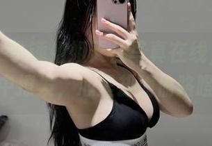 微密圈 - 铁锤姐姐天台写真在线，教你如何在风中撩发，心里却偷偷咯噔一下！
