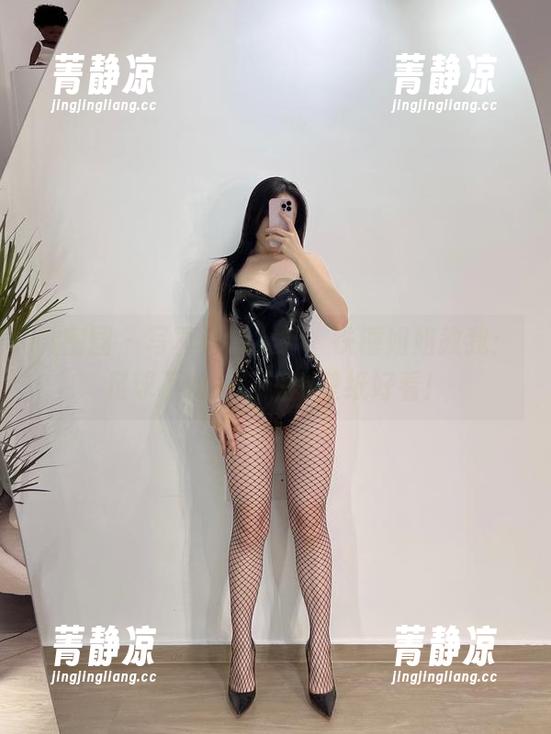 微密圈 - 写真界的女神，铁锤姐姐教我：足球不如一起追墙壁纸好看！