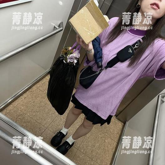 闪月半的夏季制服合集，看了想要偷她的衣服……