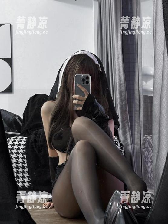 阿薰kaOri蓝羽毛的魅魔合集中，照片犹如一场梦，我的脑海里开始浮现起各种宛如童话般的画面。