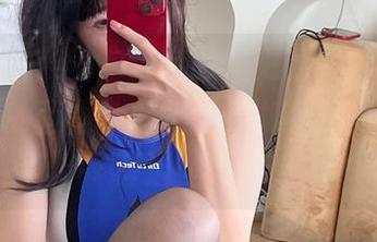 阿薰kaOri的户外套图又更新啦，心下浮起散步的画面，真想抱着咖啡杯静静享受旁边的她。