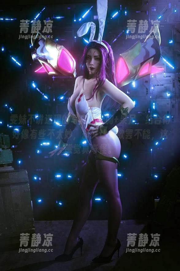 雯妹不讲道理的写真，低胸+果足，结合得好像有些不太妙，却又让人欲罢不能，这感觉真奇怪。