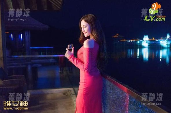 青豆客 - 当王婉悠的眼镜撞上个性，壁纸合集等你来撑场面！
