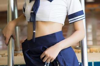 青豆客 - 看！赵伊彤穿着水手服，来下载这全套可爱‘舰队’吧！