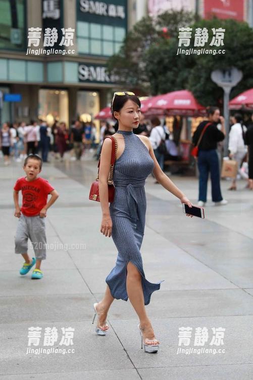 魔镜街拍 - 婷婷的全套写真，这白色吊带能把人看醉了，黑丝美腿别有一番风味。