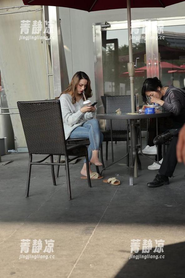魔镜街拍-楼楼 魔镜街拍 - 楼楼和她那条白色连衣裙图包,尝试抓住那个“自我”——诶,真的可能吗?