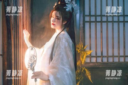 其实鹿八岁baby只是在秀泳衣，图片倒是可以免费拿走哦！